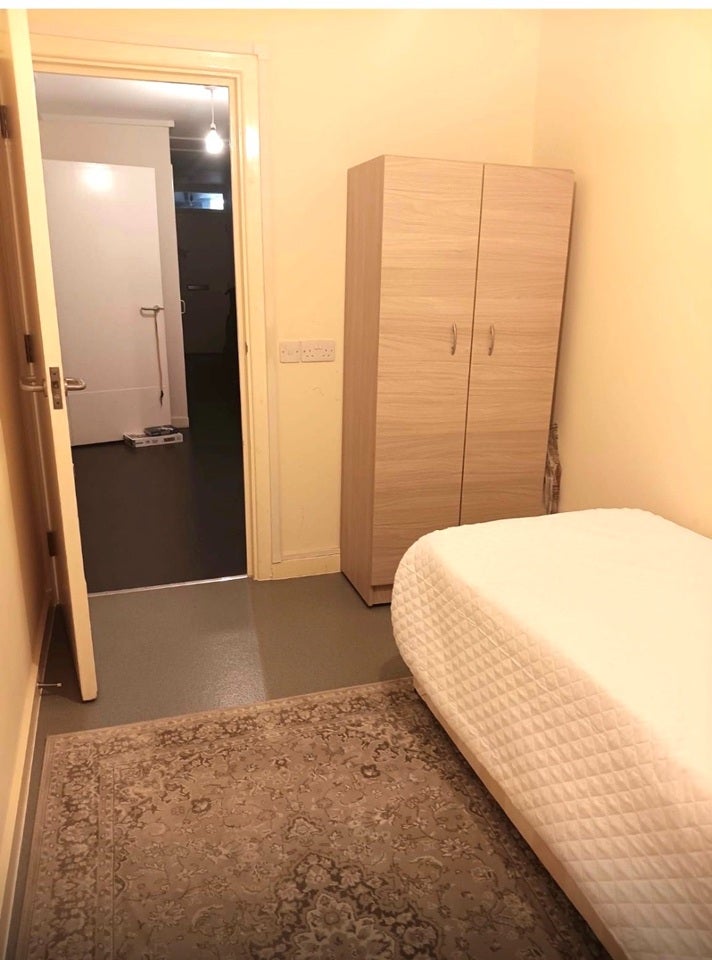 Room Lena Gardens in Greater London