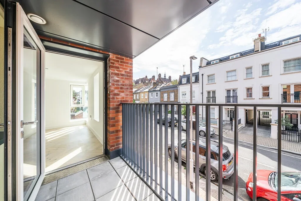 Flat Northcote Road in Greater London