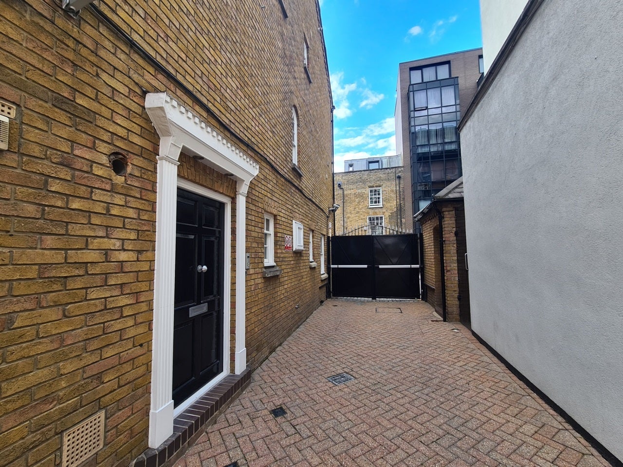 Flat Prince Regent Mews in Greater London