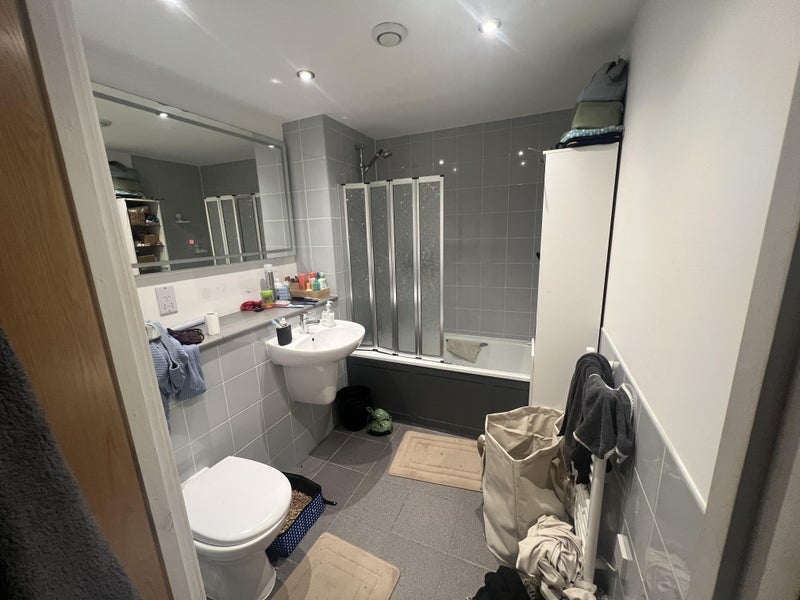 Room Golate in Cardiff