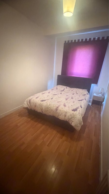 Room Dumbarton Road in Glasgow