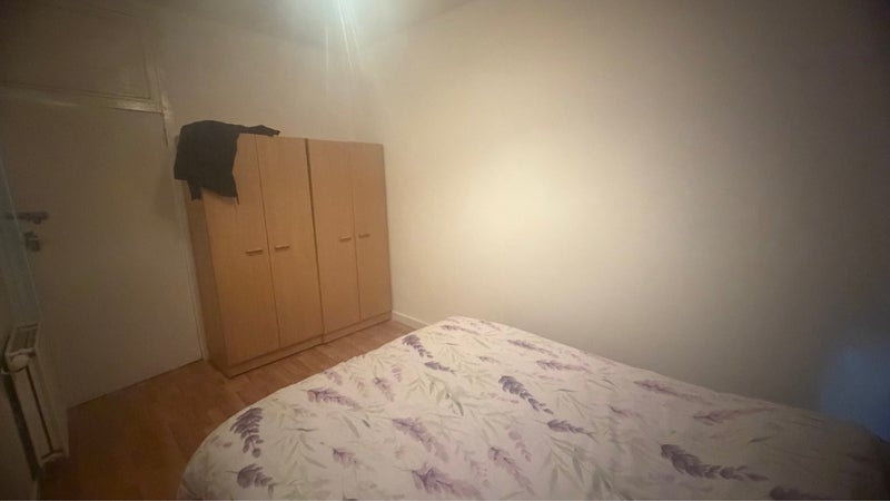 Room Dumbarton Road in Glasgow