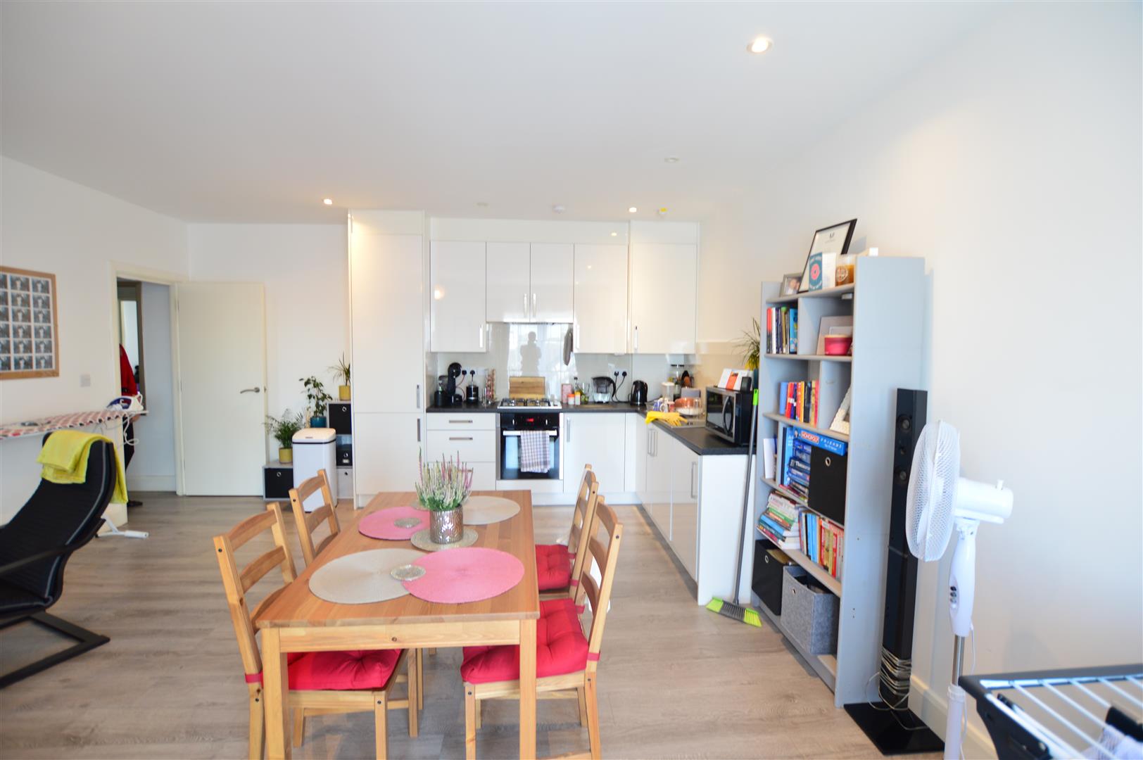 Flat Farnburn Avenue in Slough