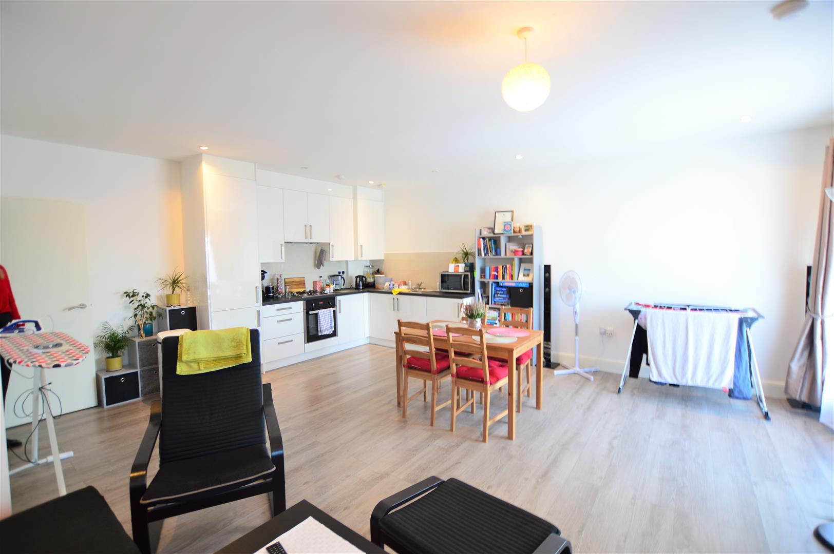 Flat Farnburn Avenue in Slough