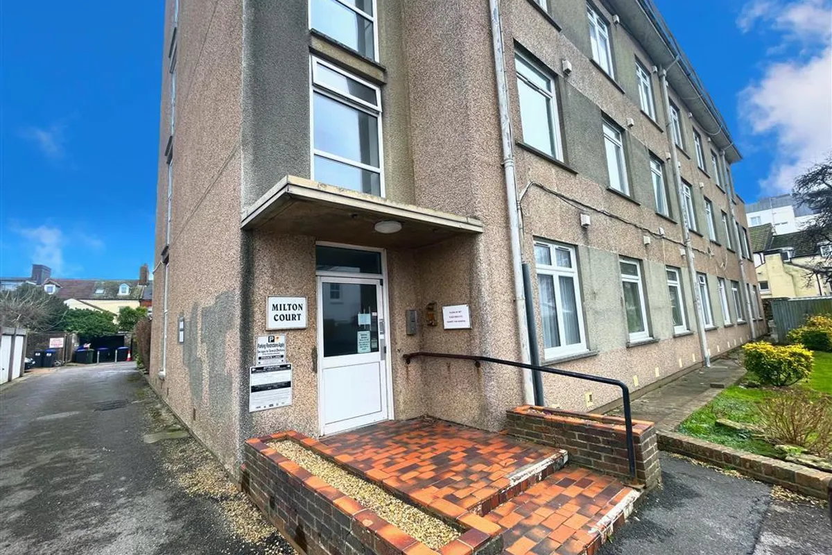 Flat Milton Court in Worthing
