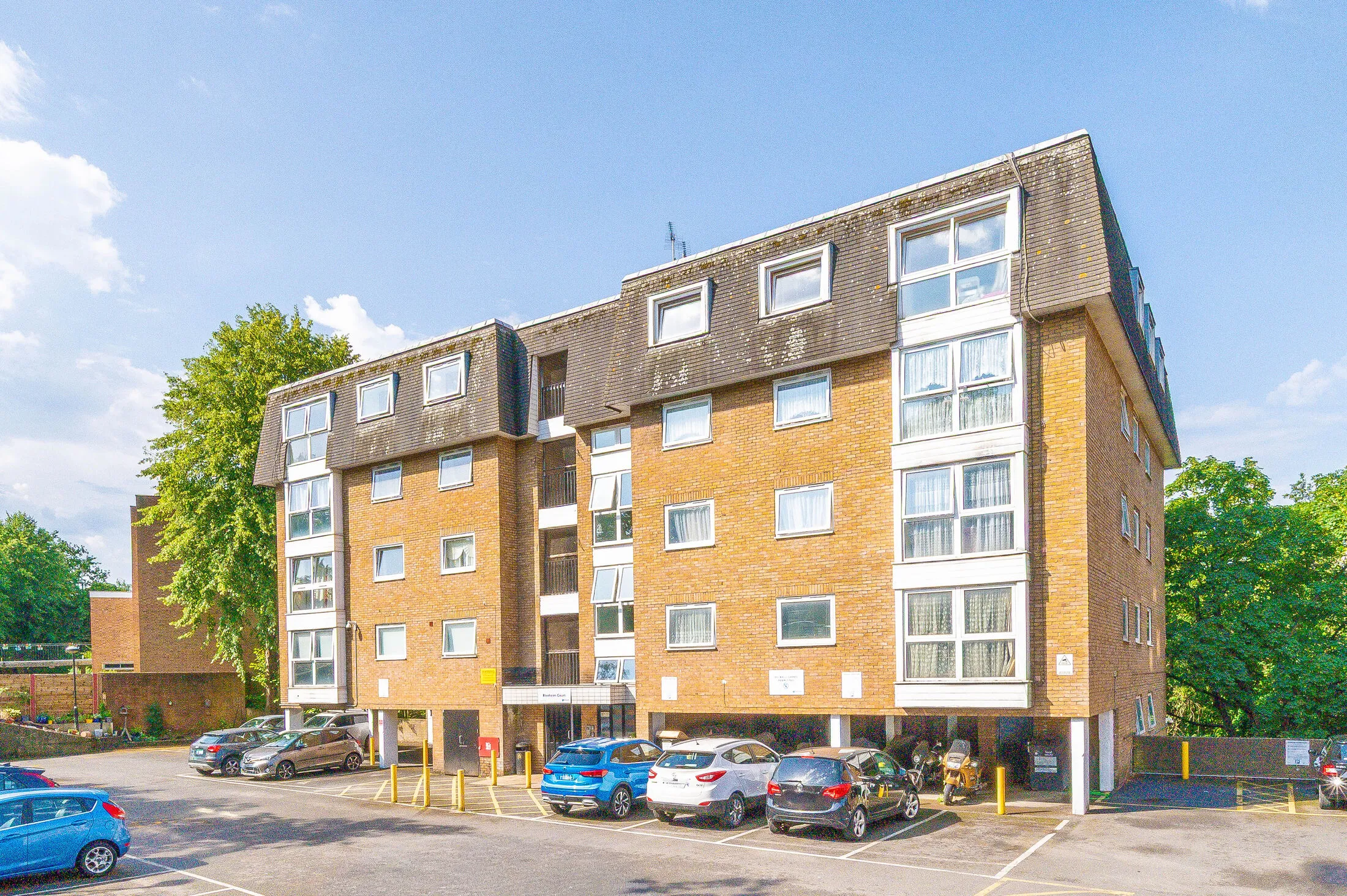 Flat Blenheim Court in Magor with Undy