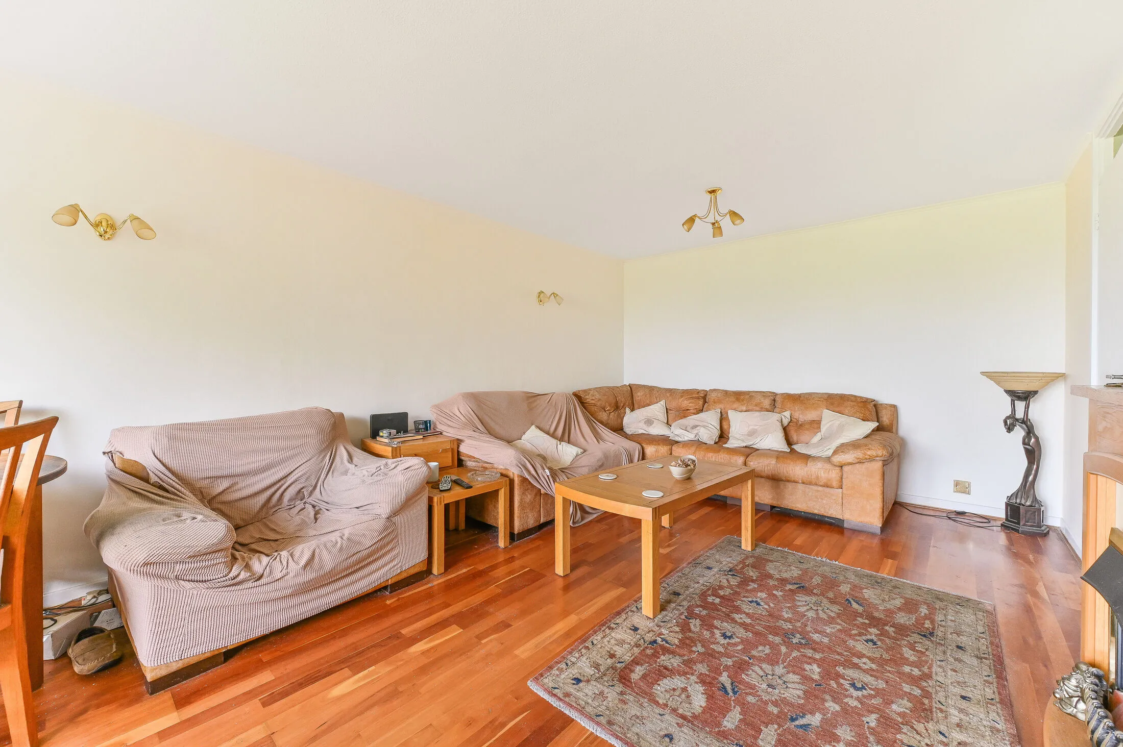 Flat Blenheim Court in Magor with Undy