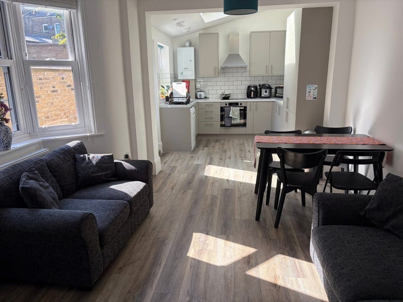Room Freemantle Street in Greater London