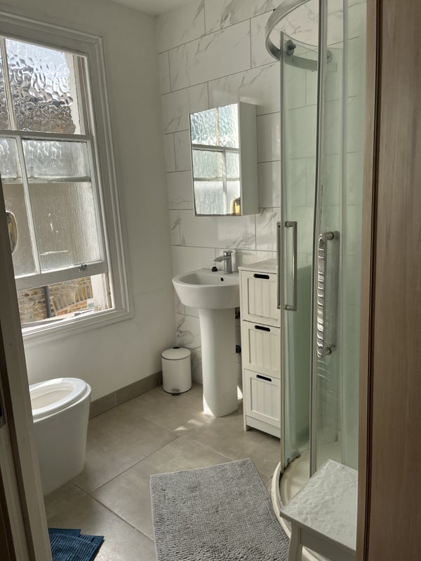 Room Strathearn Road in Greater London