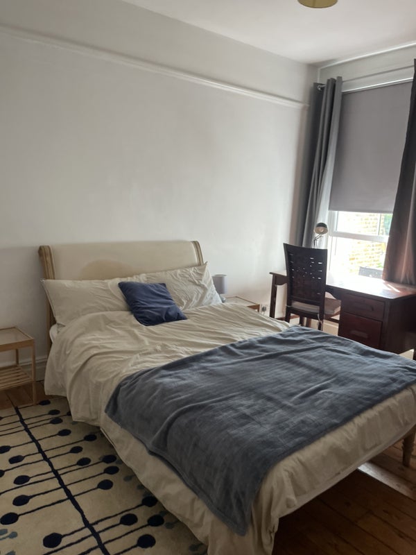 Room Strathearn Road in Greater London