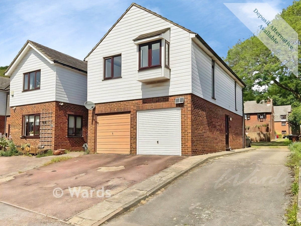 House Brissenden Close in Lower Upnor