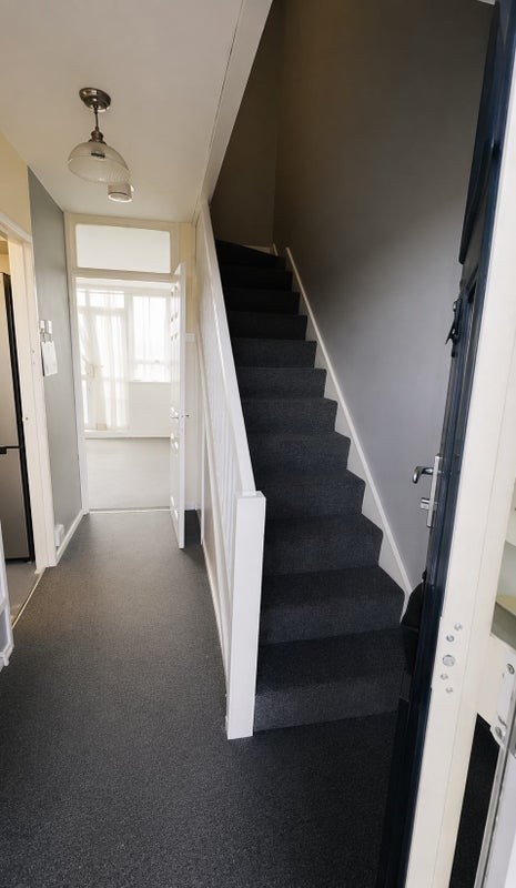 Room Rosslyn Road in Greater London