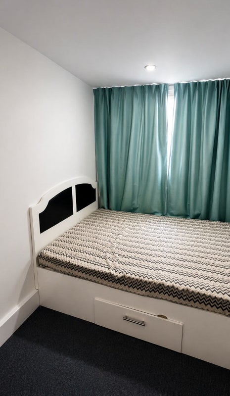 Room Rosslyn Road in Greater London