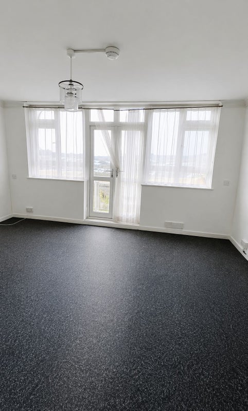 Room Rosslyn Road in Greater London