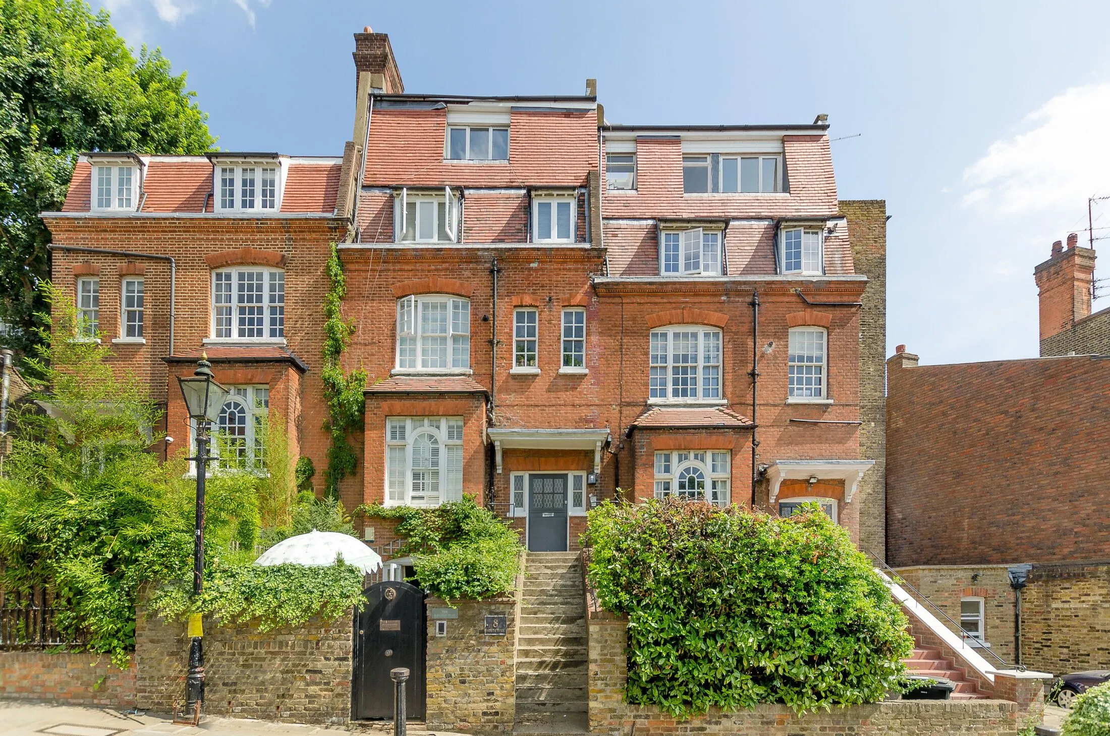 Flat Holly Hill in Greater London