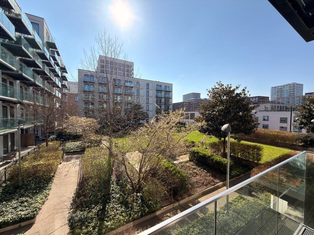 Flat Regalia Close in Greater London