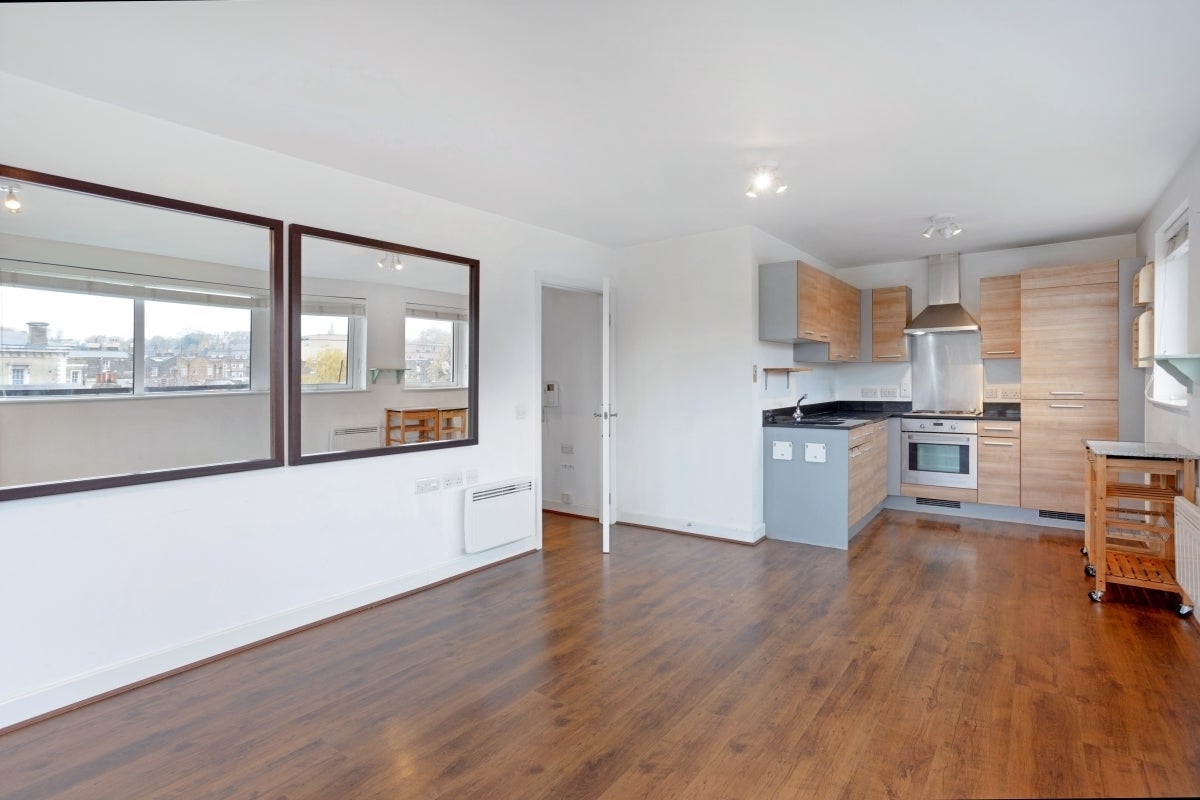 Flat Tarves Way in Greater London