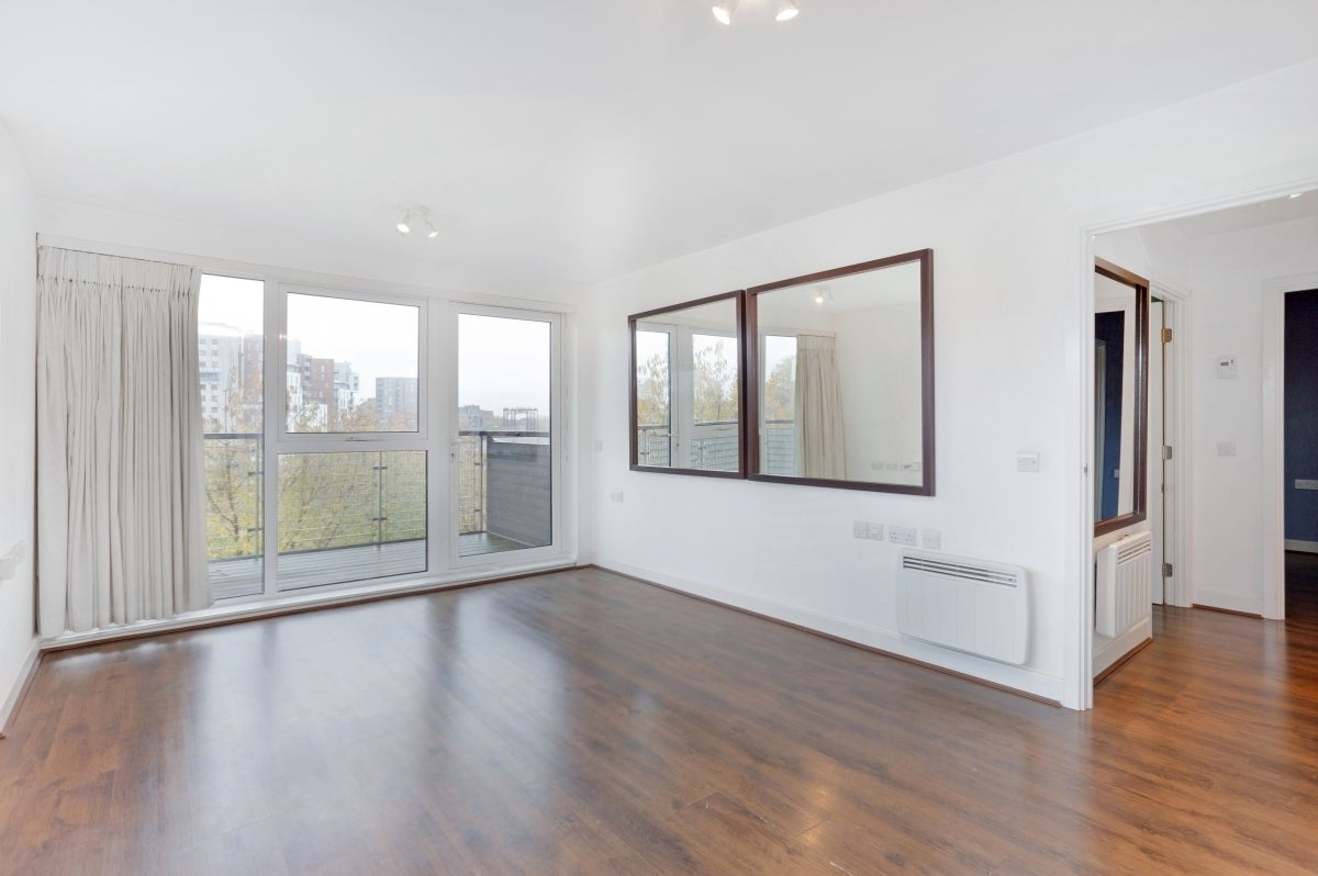 Flat Tarves Way in Greater London
