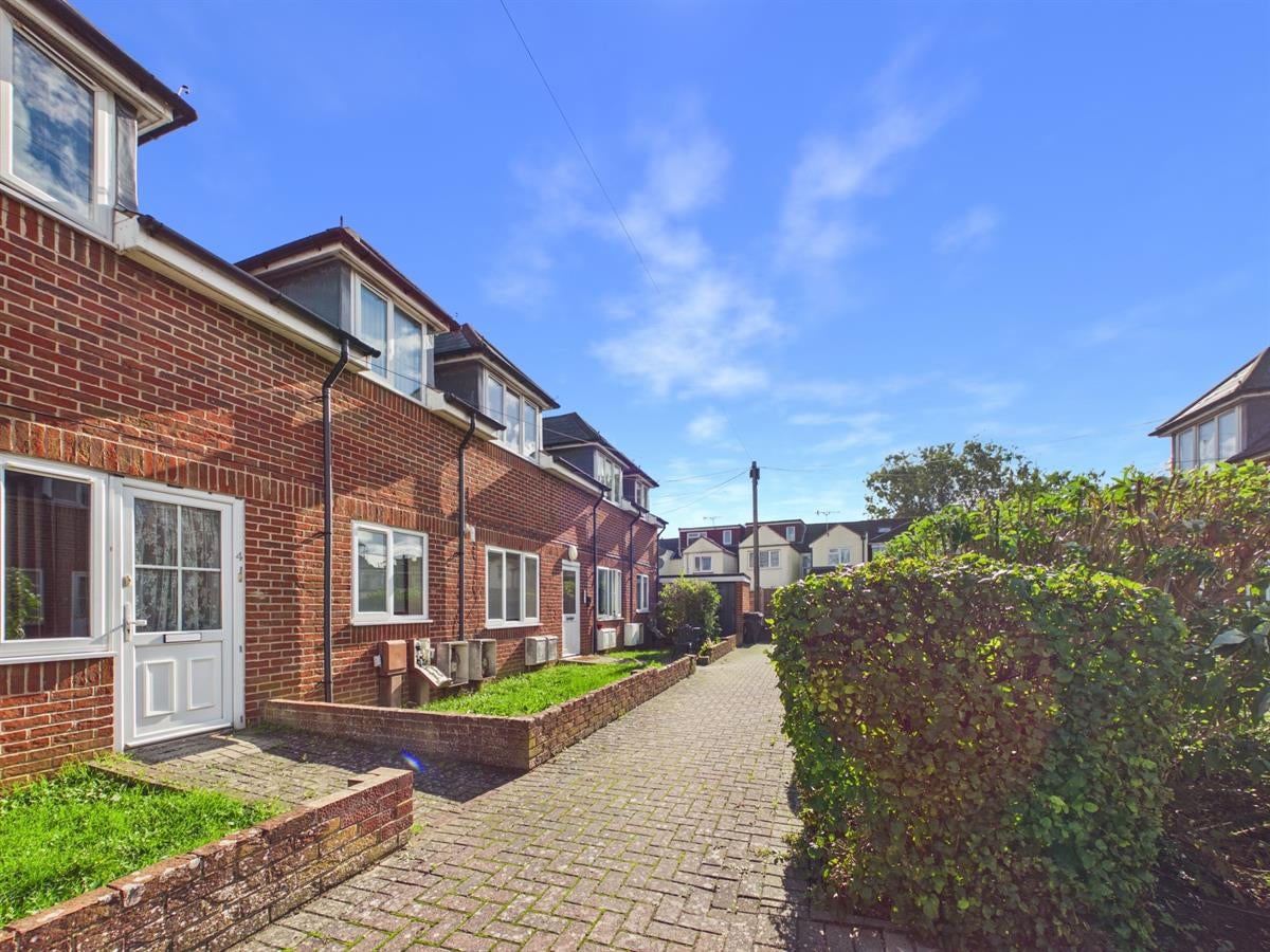 Flat Fratton Road in Portsmouth