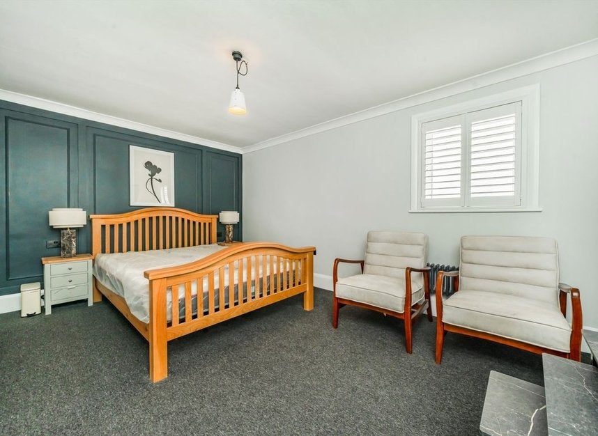 Flat Northfield Avenue in Greater London