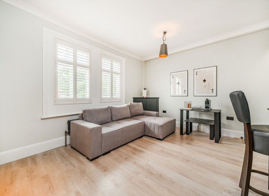 Flat Northfield Avenue in Greater London