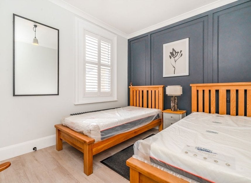Flat Northfield Avenue in Greater London