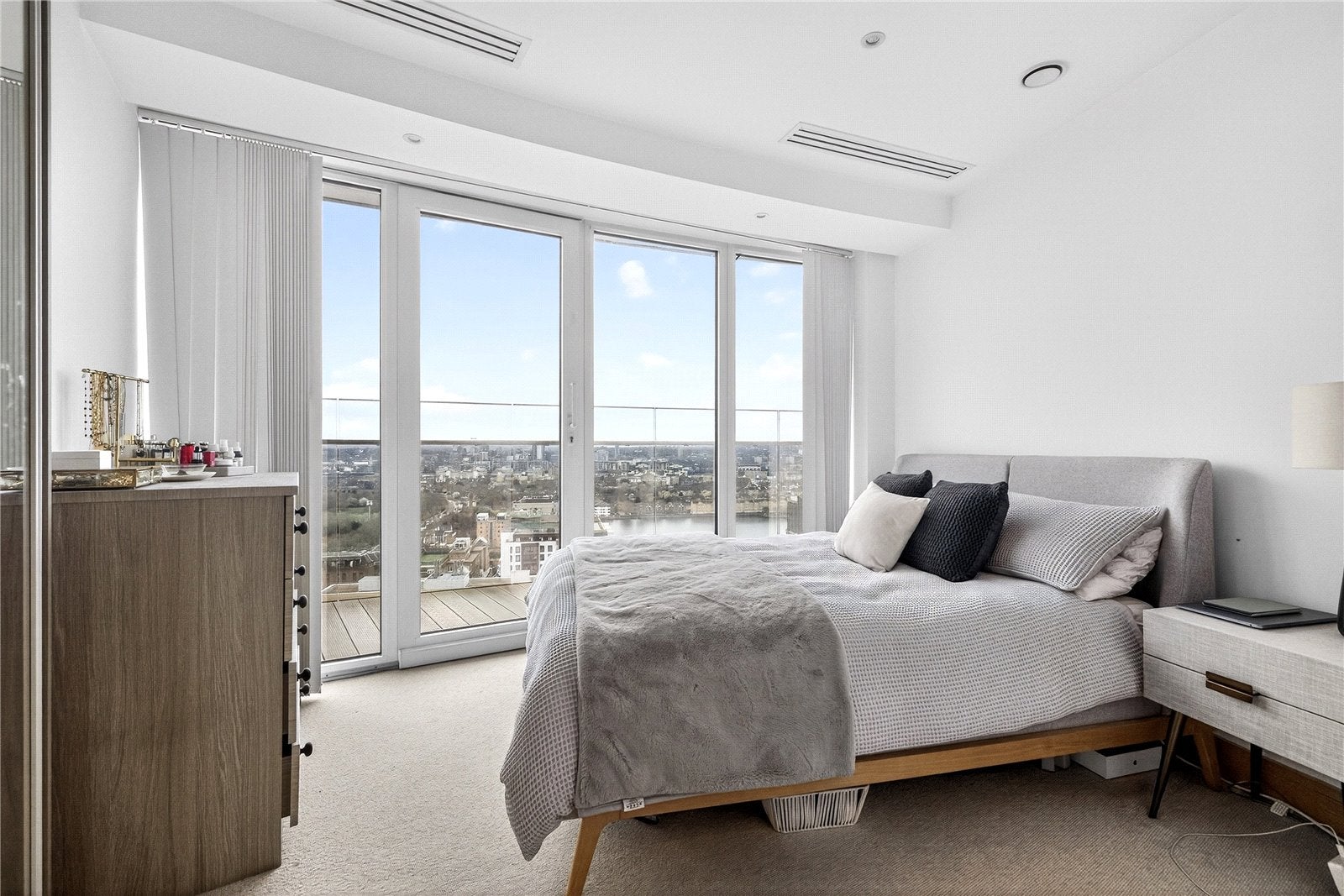 Flat Crossharbour Plaza in Greater London
