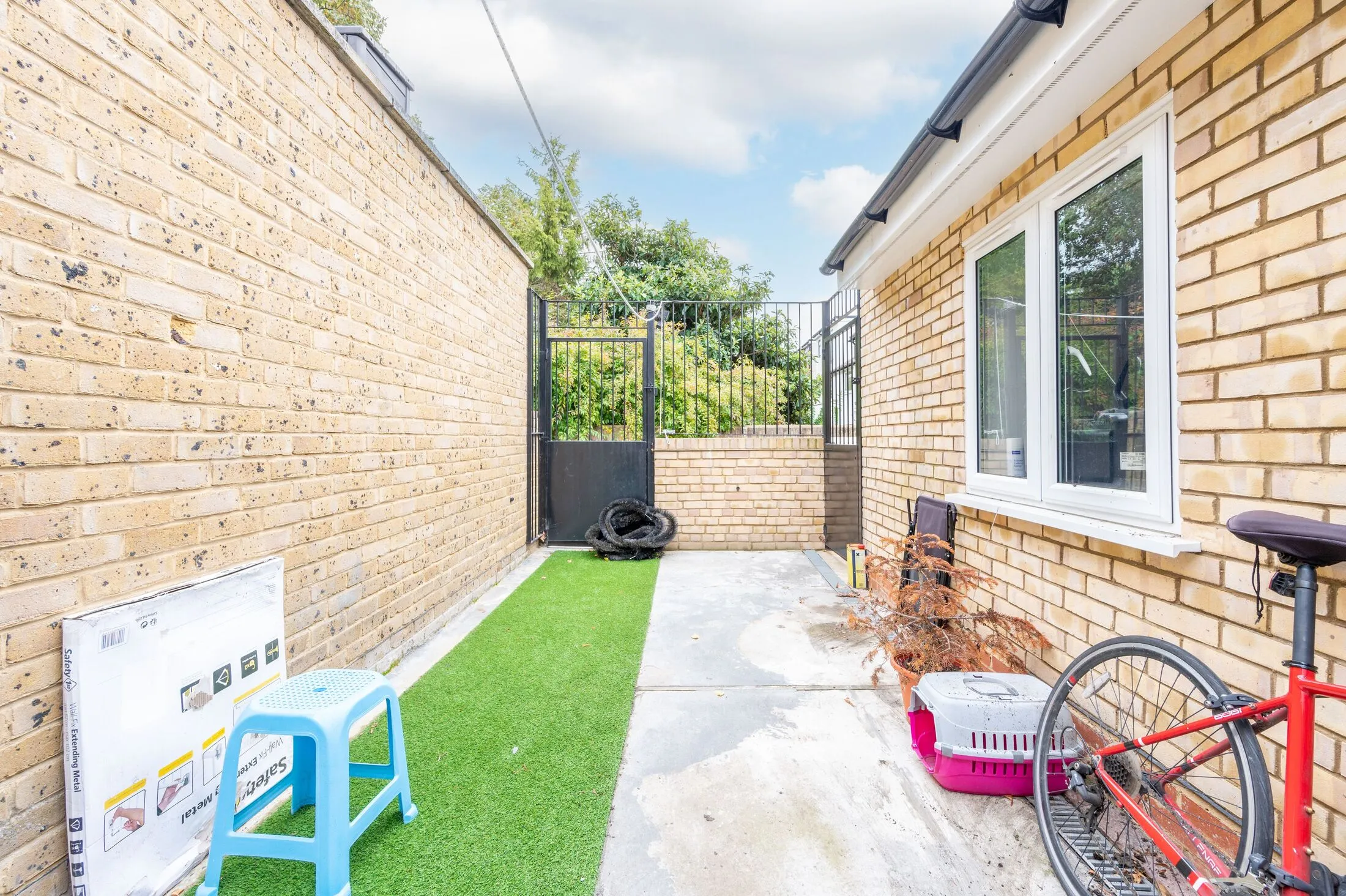 Flat Garratt Lane in Greater London