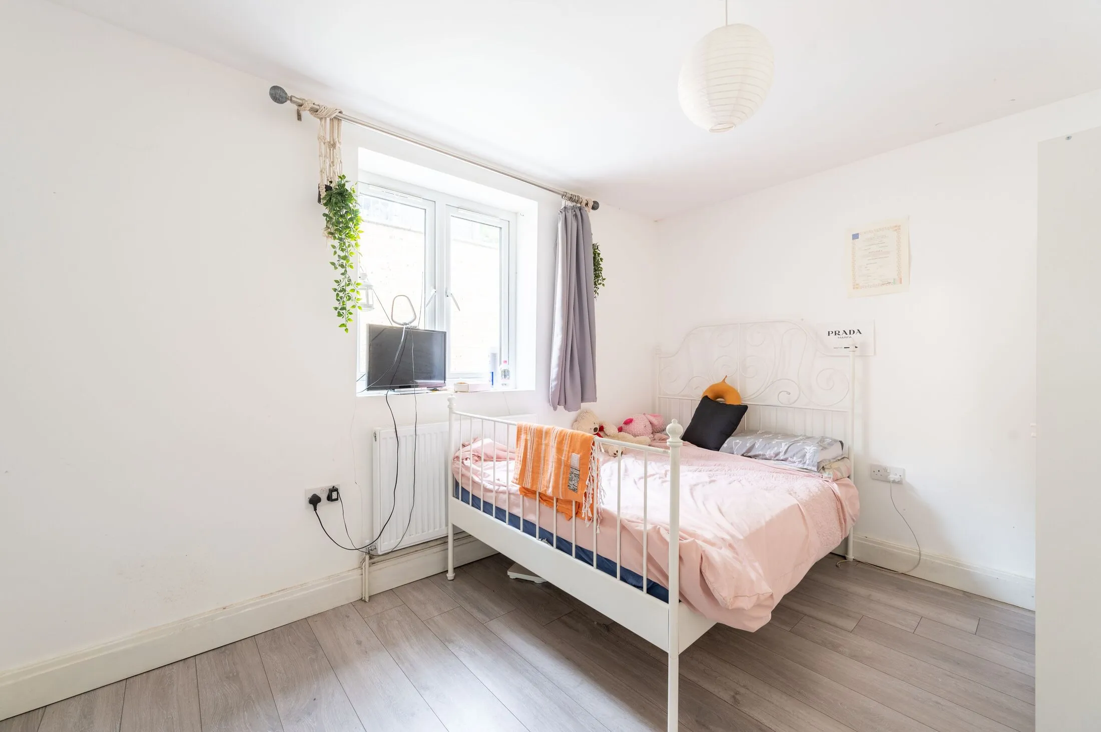 Flat Garratt Lane in Greater London
