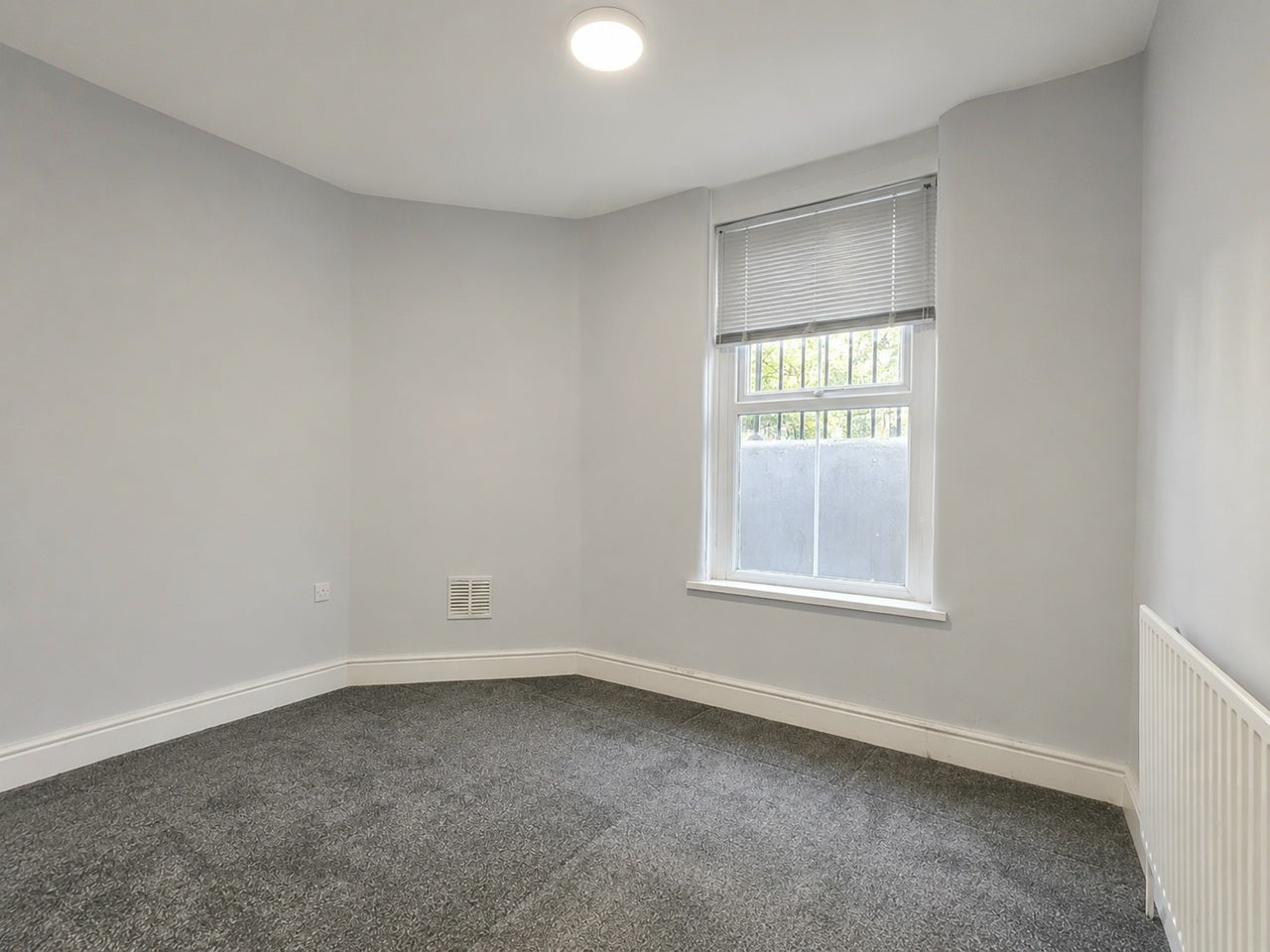 Flat Temple Street in Greater London