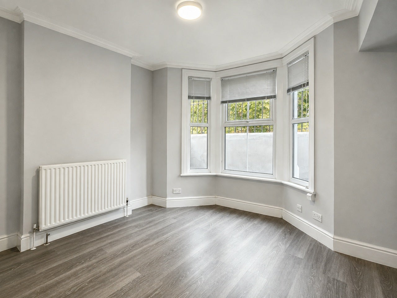 Flat Temple Street in Greater London