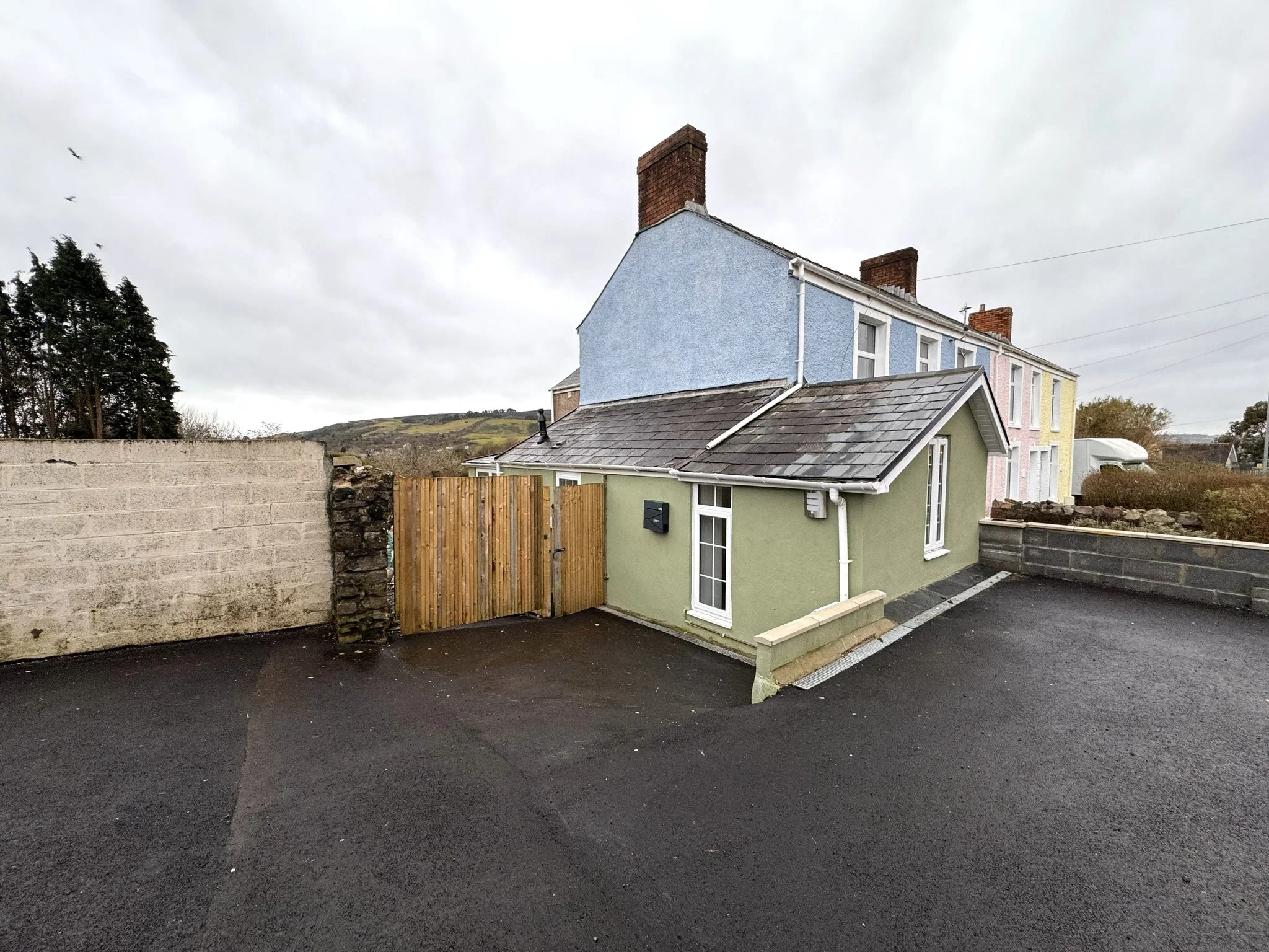 Flat Cefn Road in Swansea