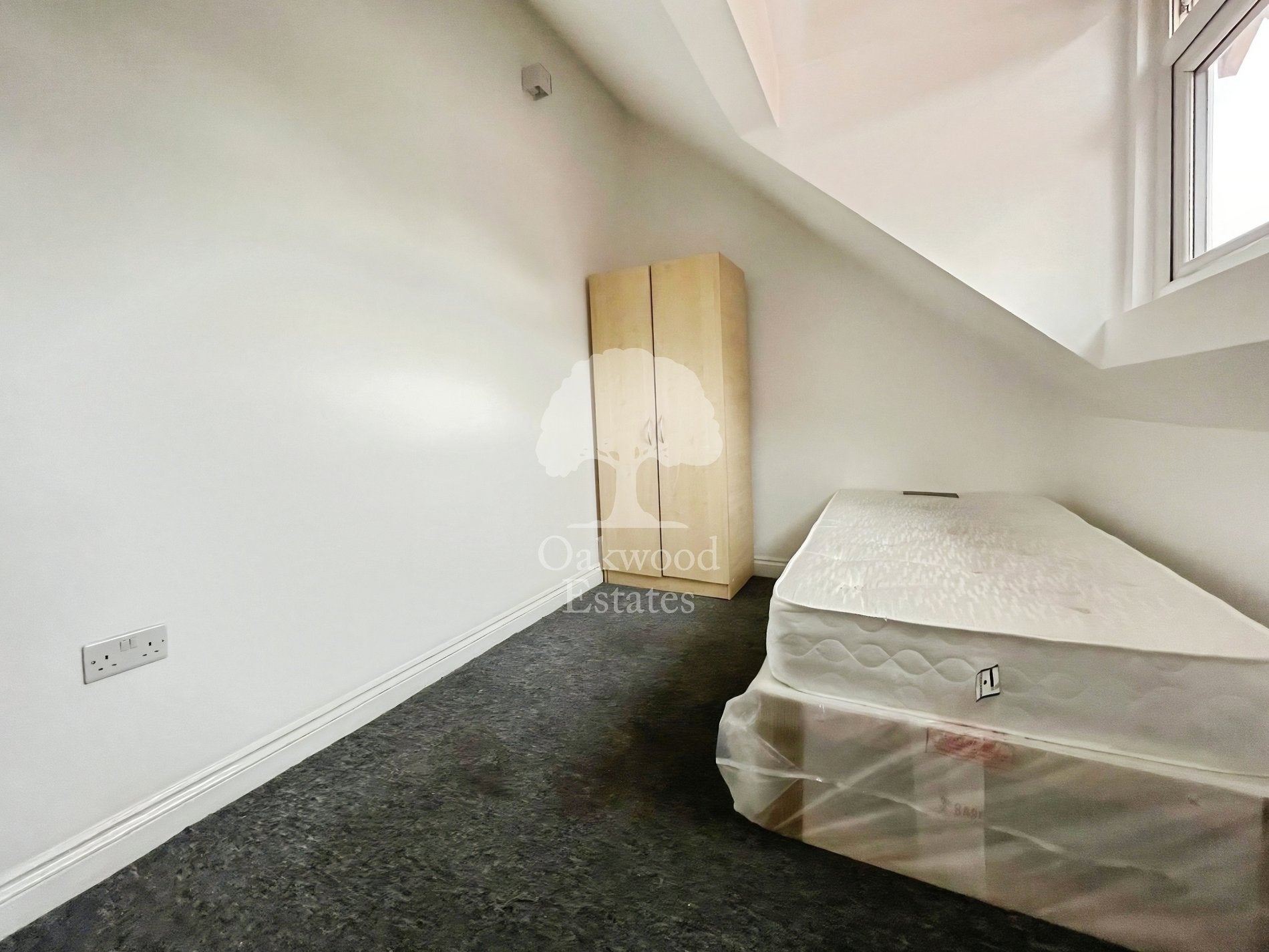 Room Sussex Place in Slough