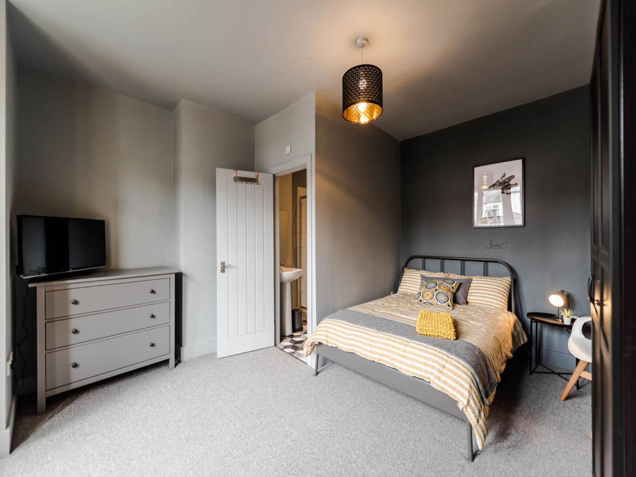 Room Back Rosemont Walk in Leeds