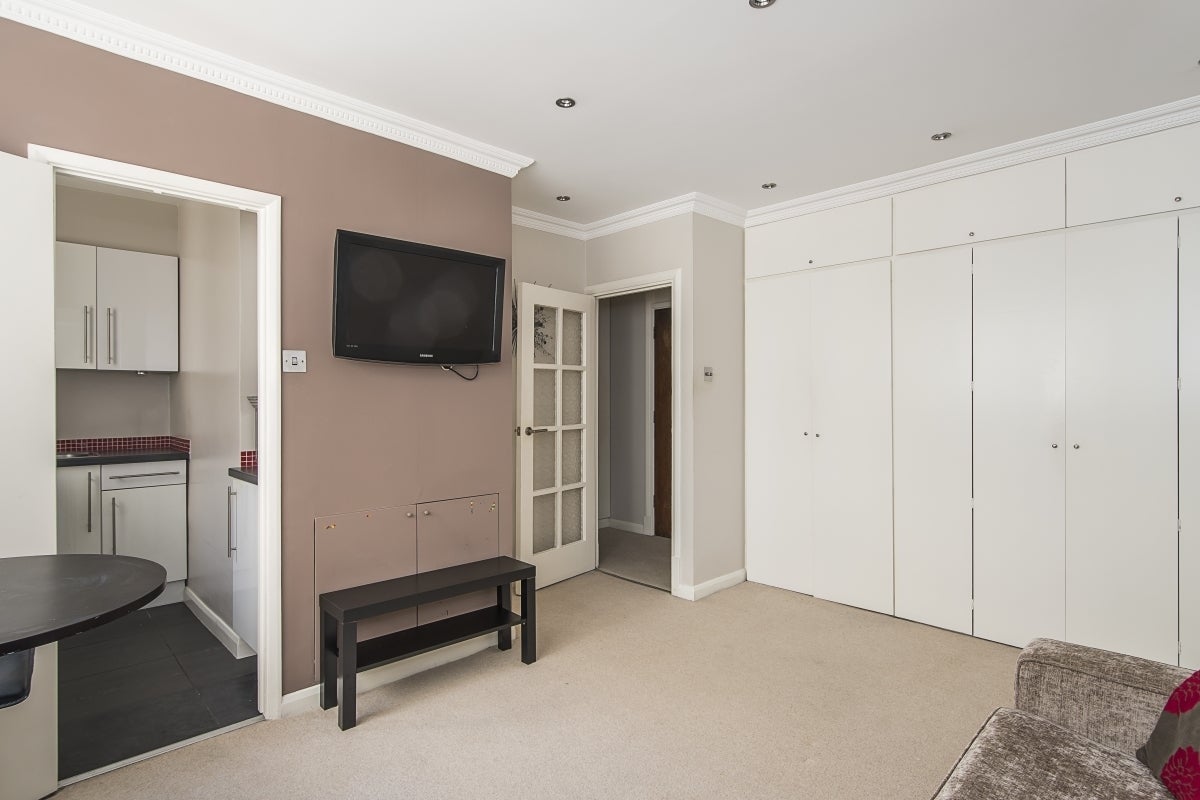 Flat Sloane Avenue in Greater London