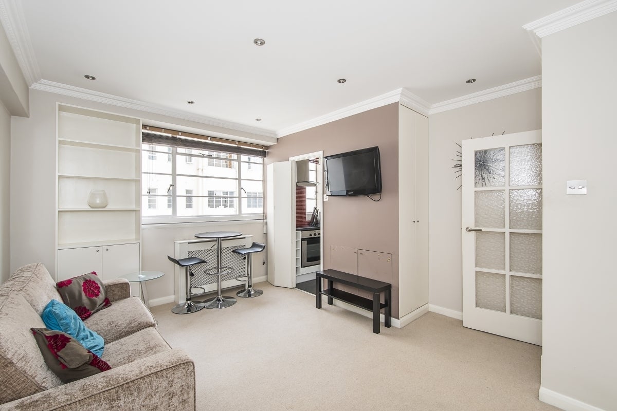 Flat Sloane Avenue in Greater London