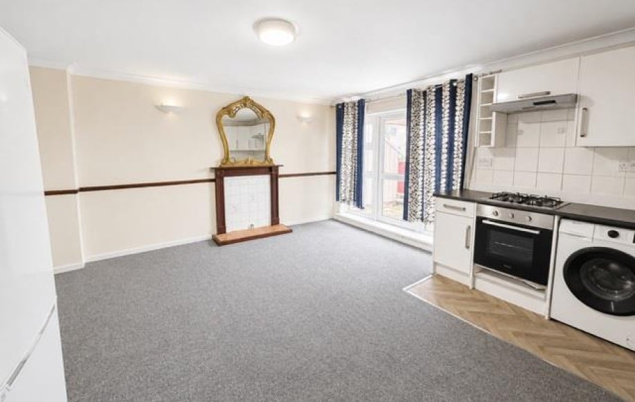 Flat Dunmow Close in London