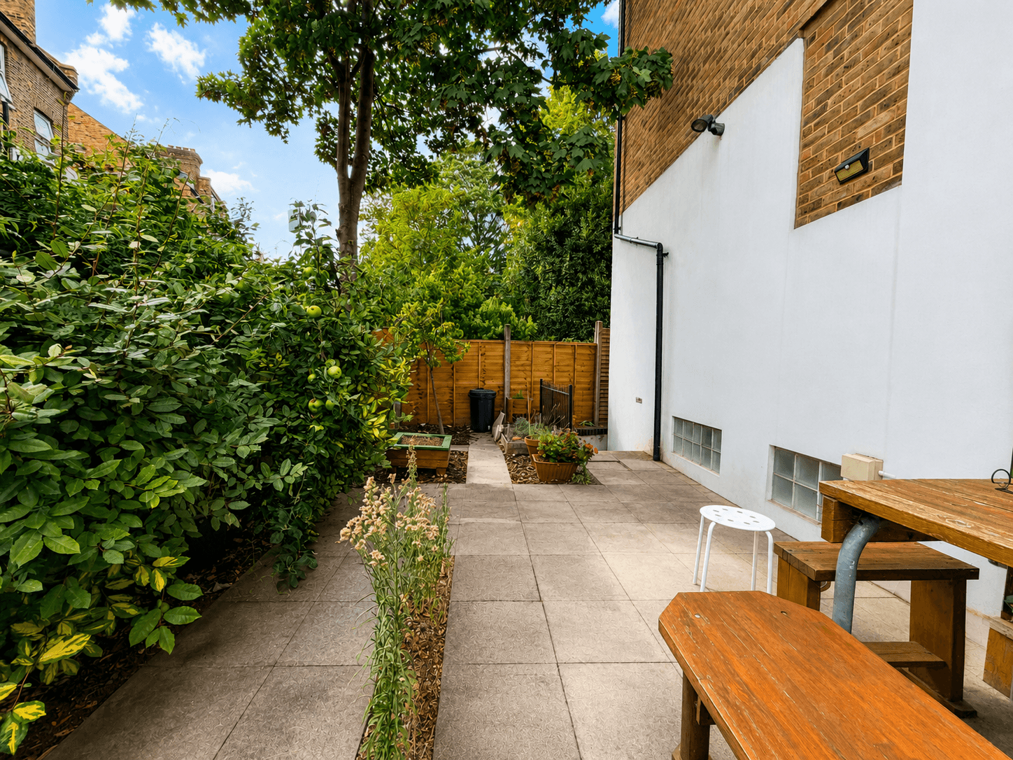 Flat Clarence Road in Greater London