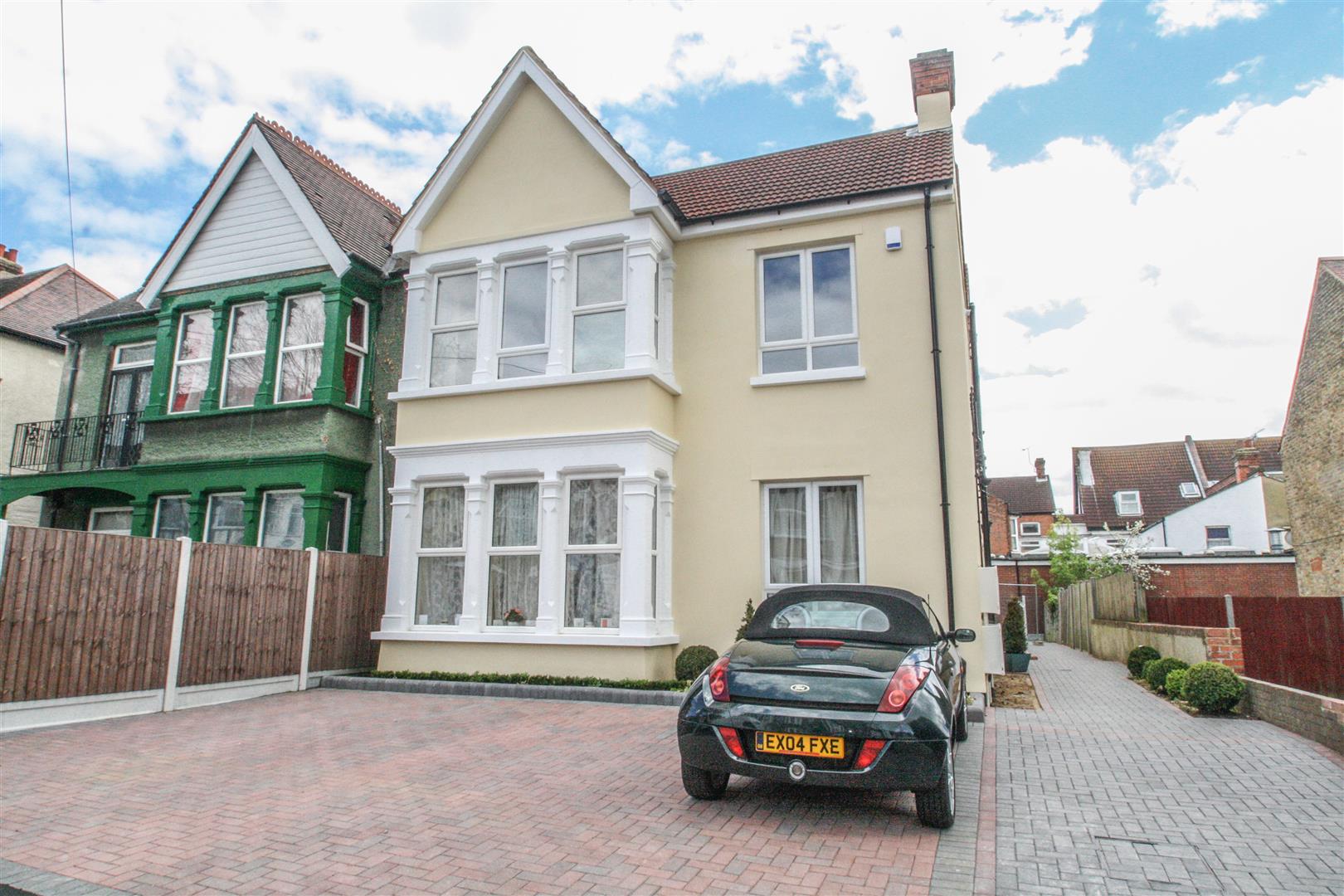 Flat Grosvenor Road in Southend-on-Sea