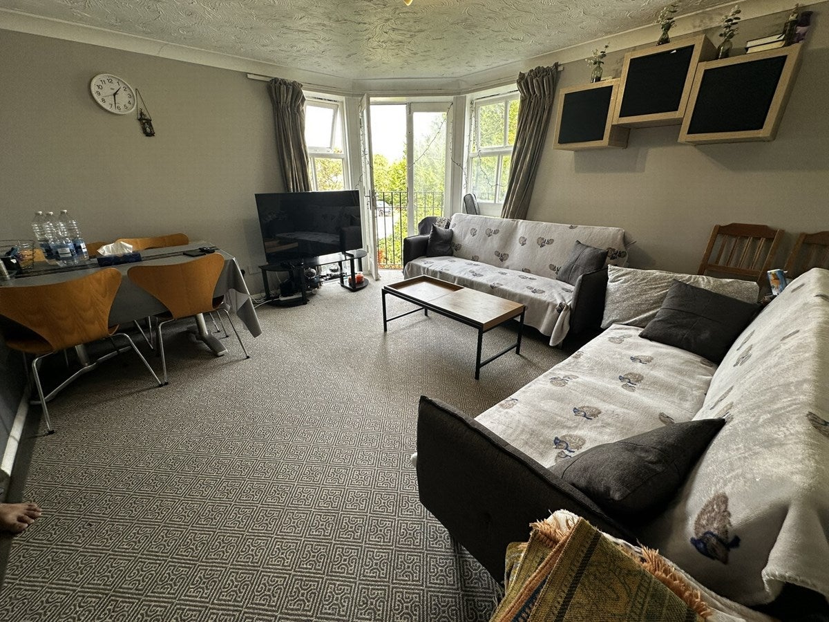 Flat Kenton Road in Greater London