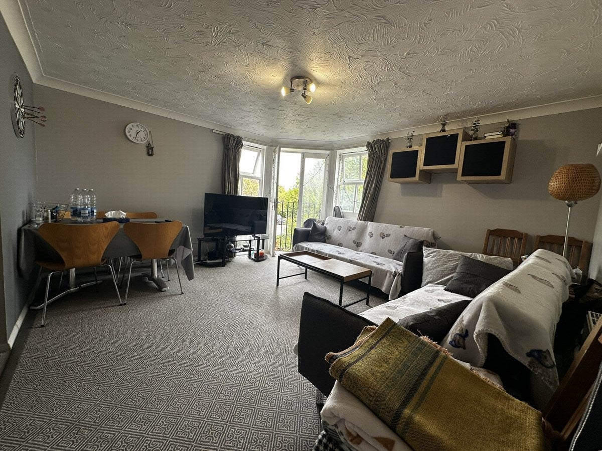 Flat Kenton Road in Greater London