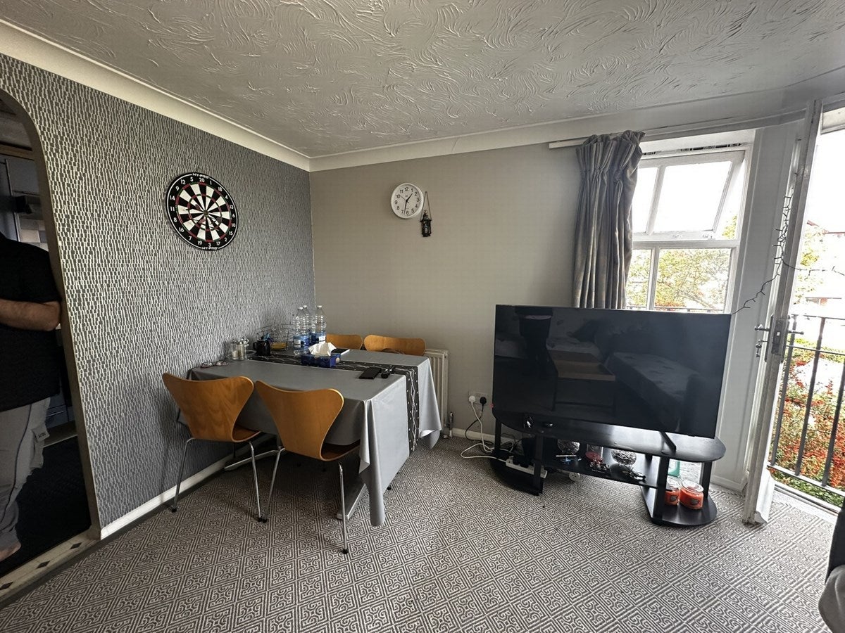 Flat Kenton Road in Greater London