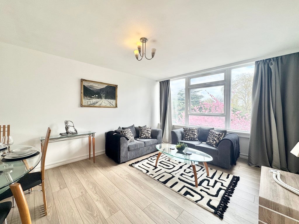 Flat Keswick Road in Greater London