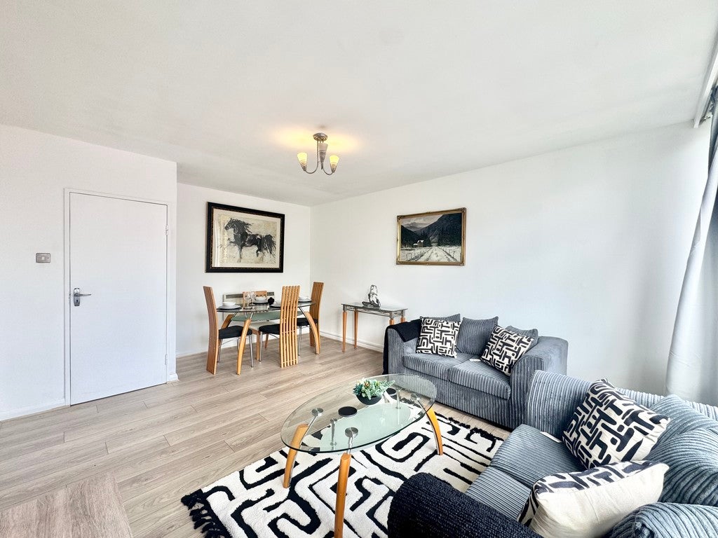 Flat Keswick Road in Greater London