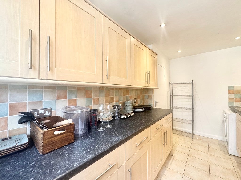 Flat Keswick Road in Greater London