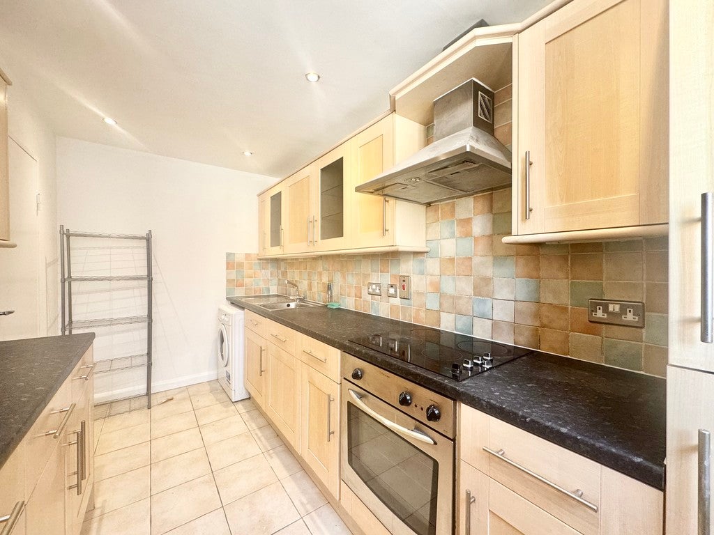 Flat Keswick Road in Greater London