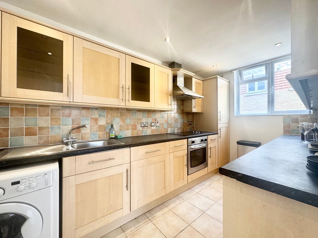 Flat Keswick Road in Greater London