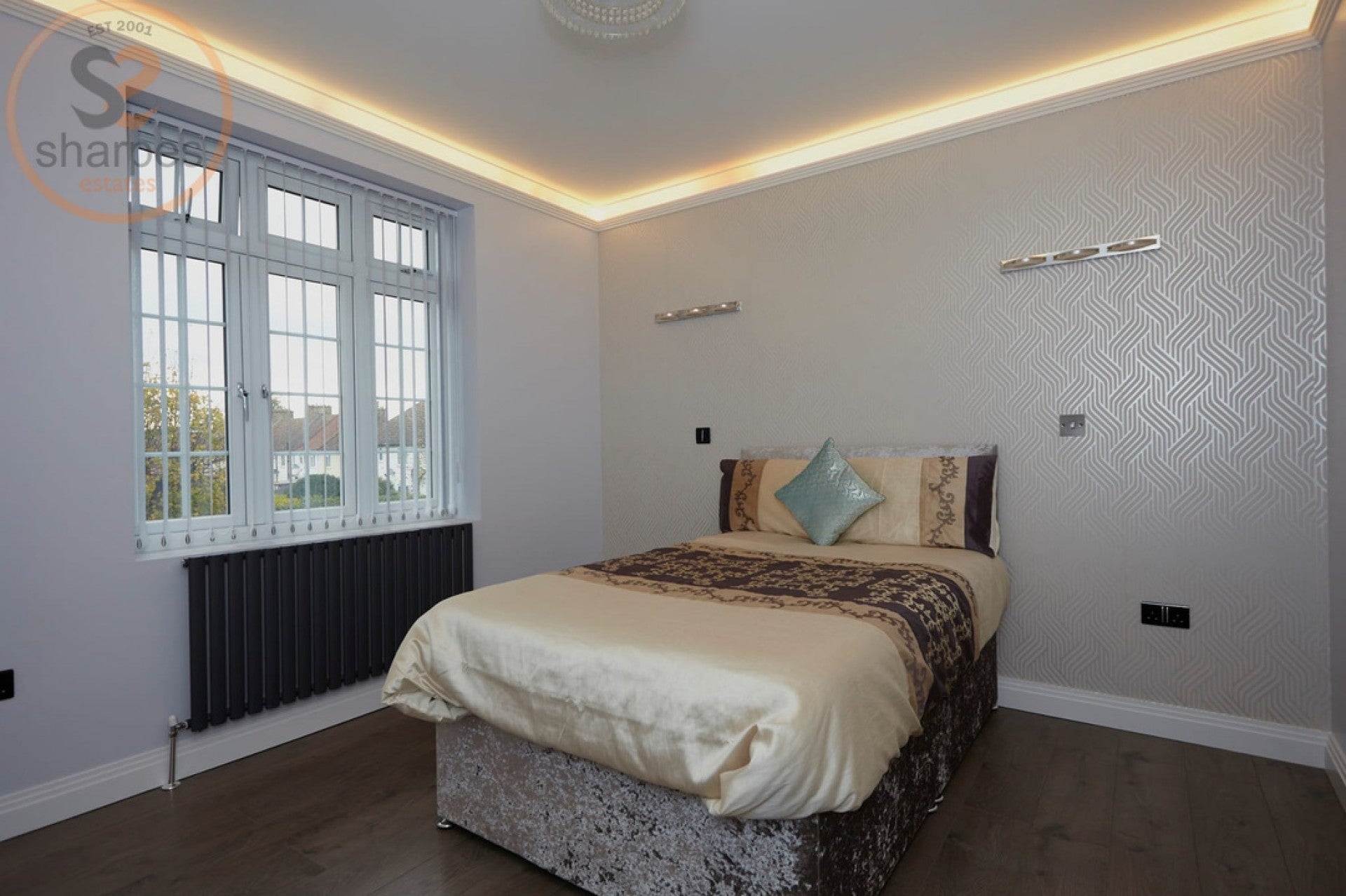 Room Rose Avenue in Greater London