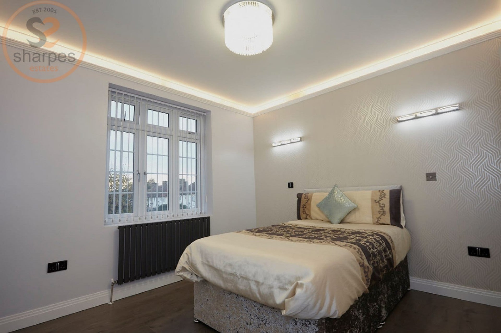 Room Rose Avenue in Greater London