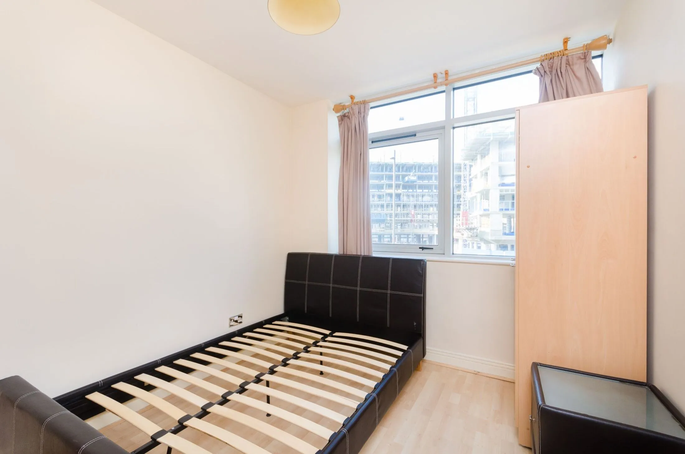 Flat Gerry Raffles Square in Greater London